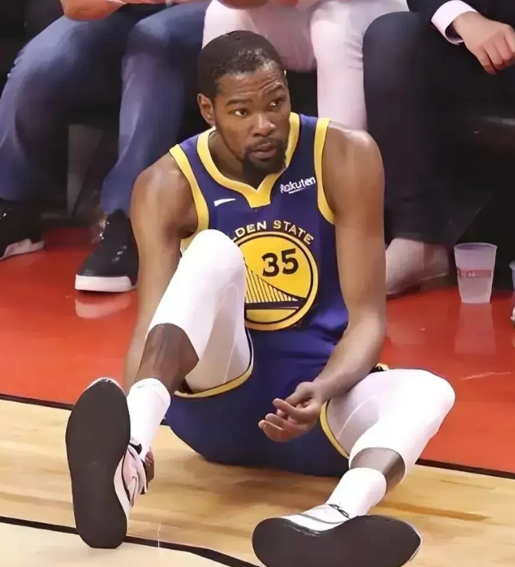 出色防守引发热议！，杜兰特在TL比赛中险胜引发球迷热议的简单介绍